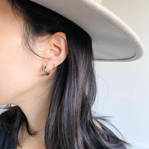 *NEW* 14K Gold Plated Hoop Earrings - Picture 4 of 5